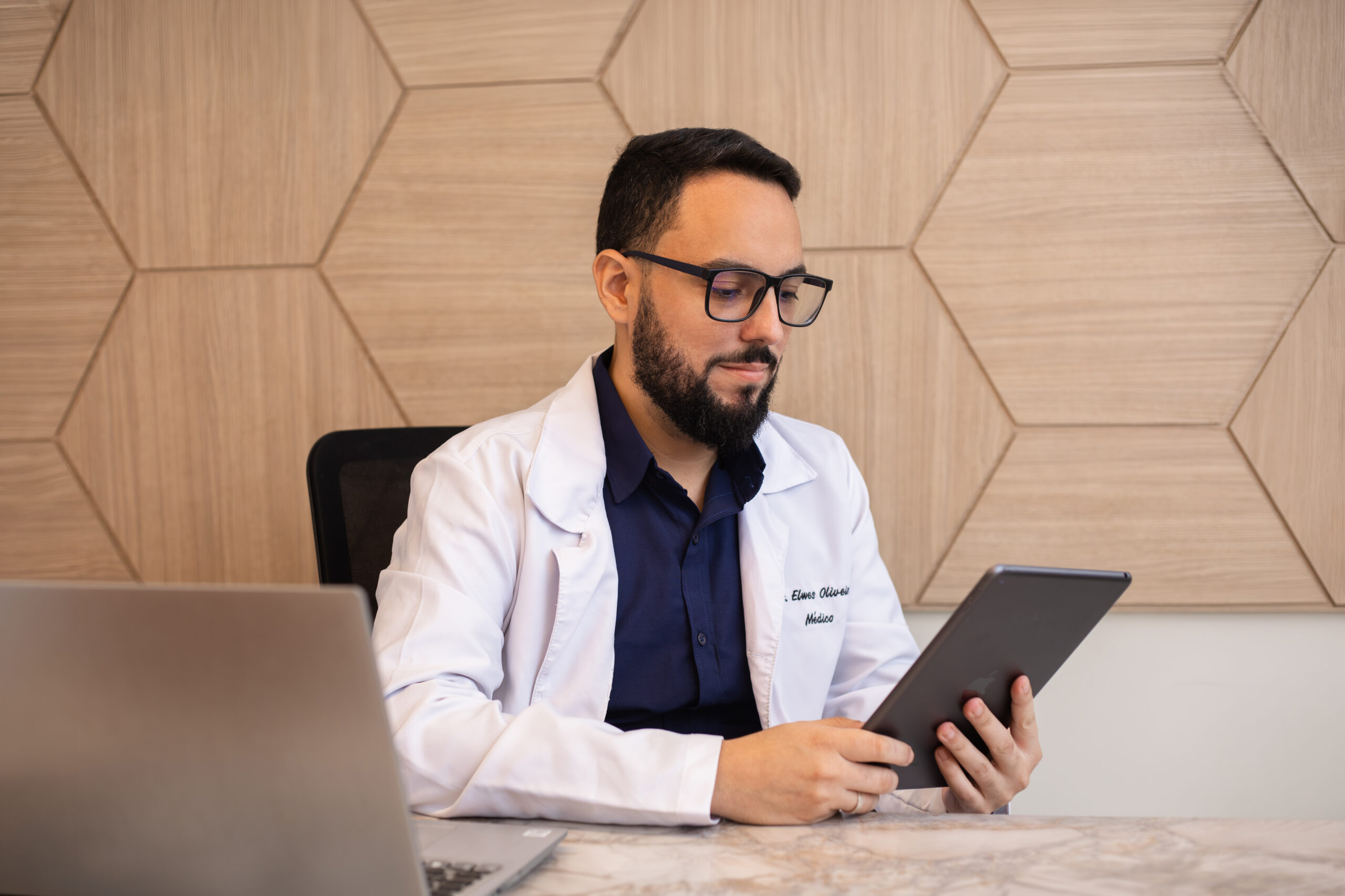 Dr. Elwes Oliveira