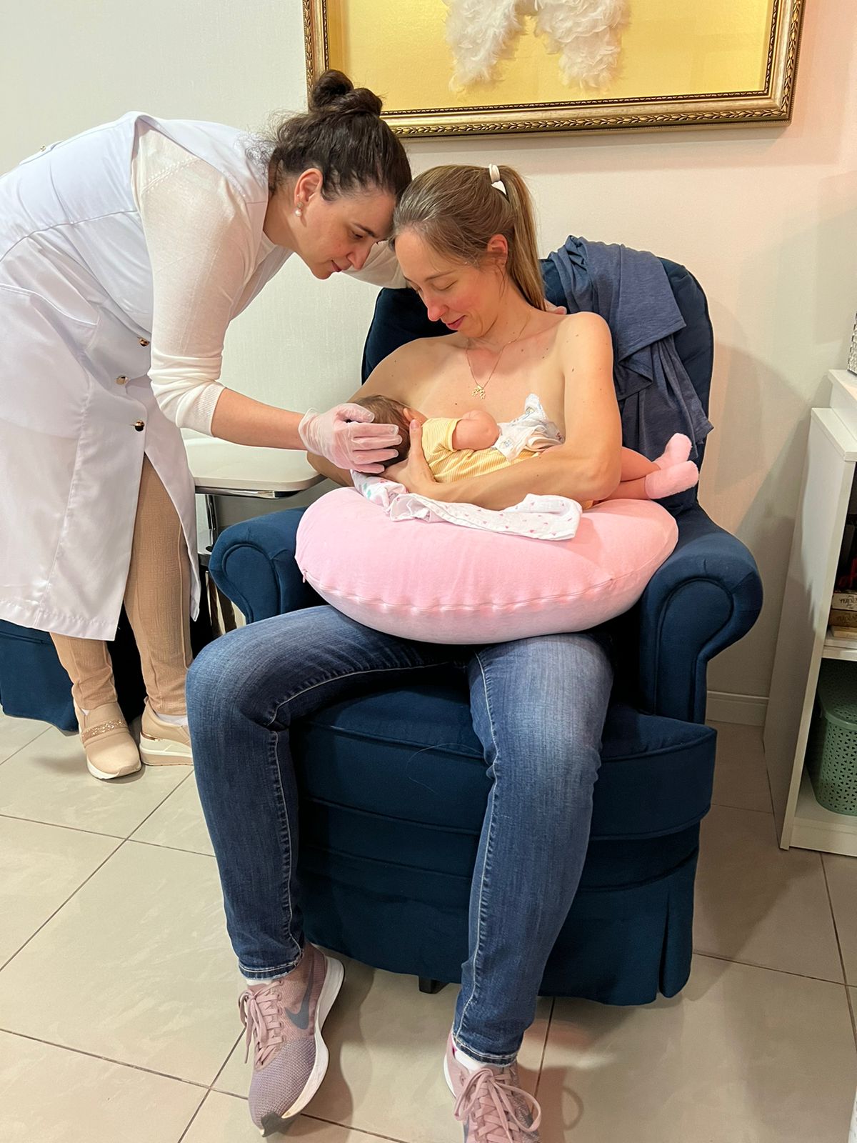 Mãe acolhendo seu bebê recém-nascido
