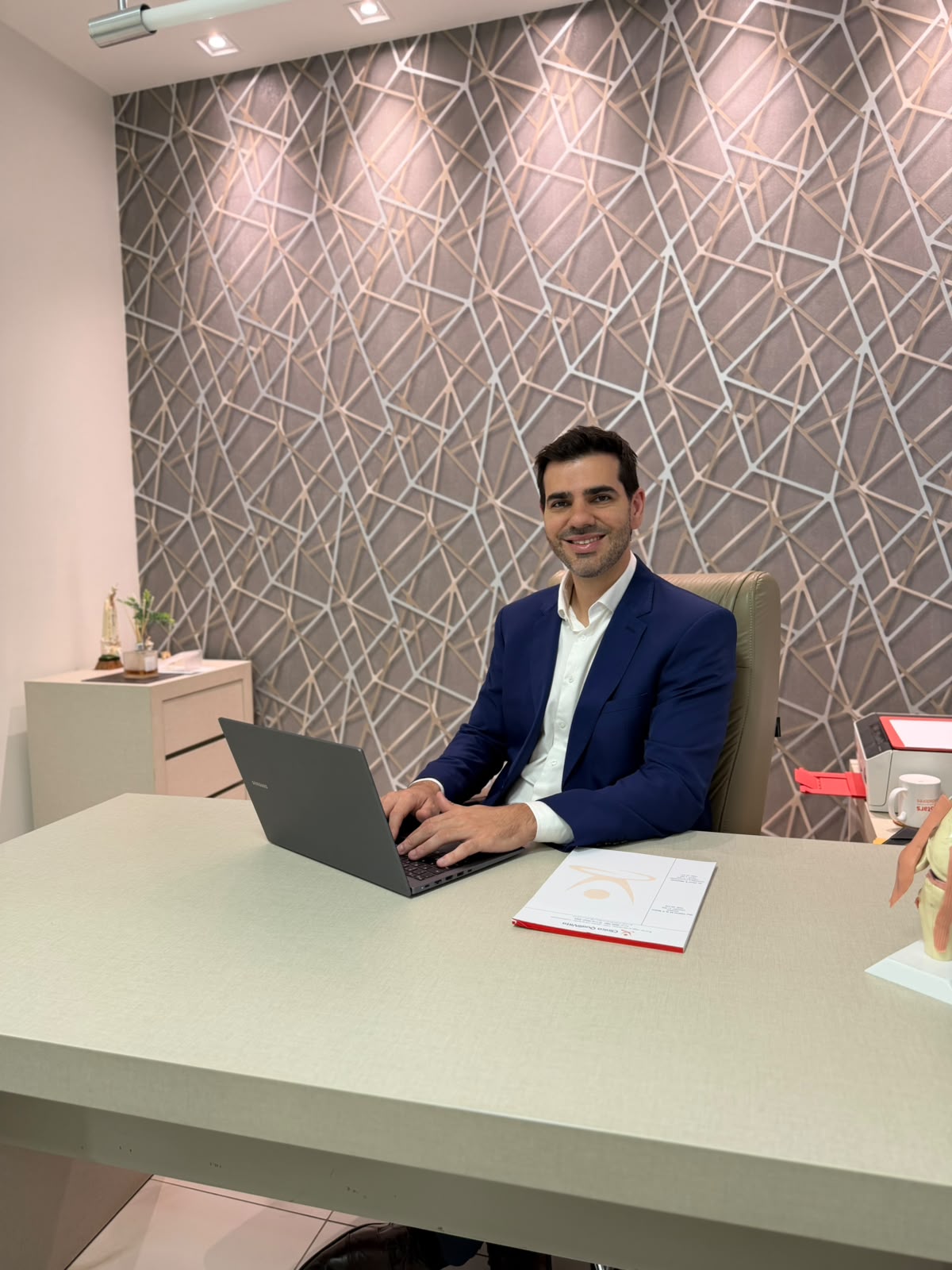 Dr. Victor Machado no consultório