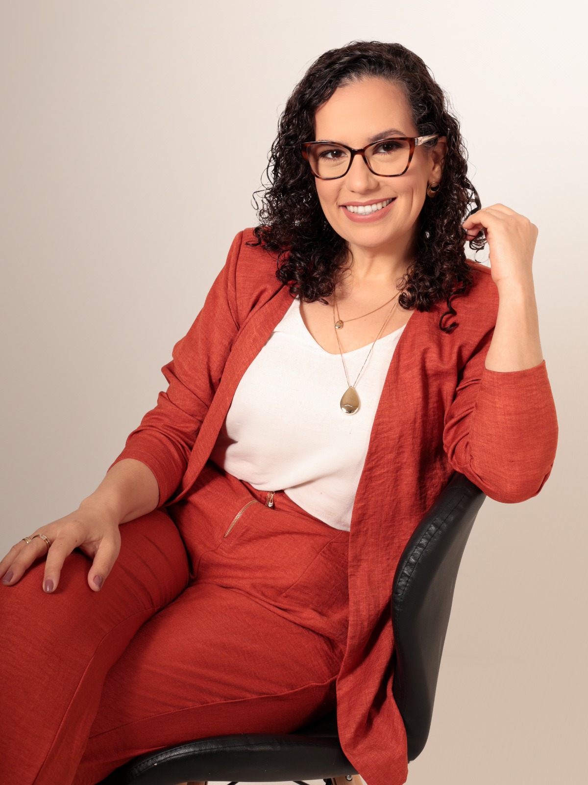 Dra. Analaura Ramos, médica, sentada em seu consultório.