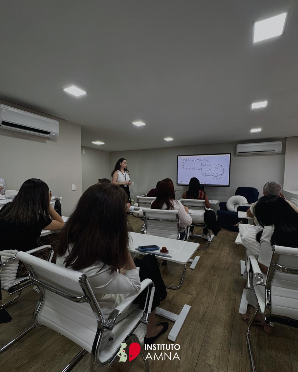Dayse Melo, fundadora do Instituto A Mamãe Nasceu, durante uma formação presencial
