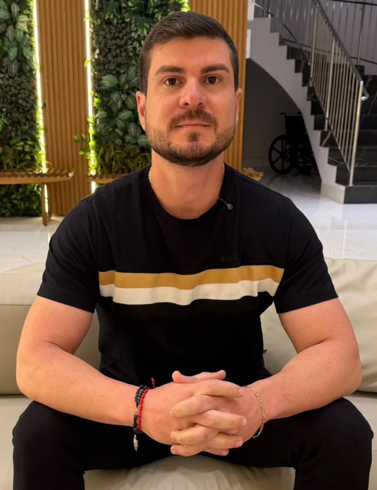 Dr. Thiago Albuquerque em atendimento