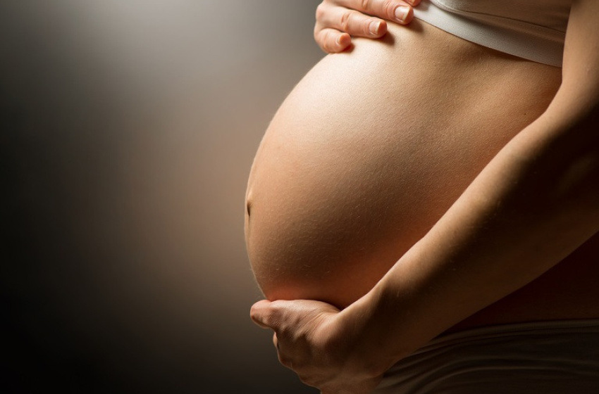 Gestante com as mãos sobre a barriga